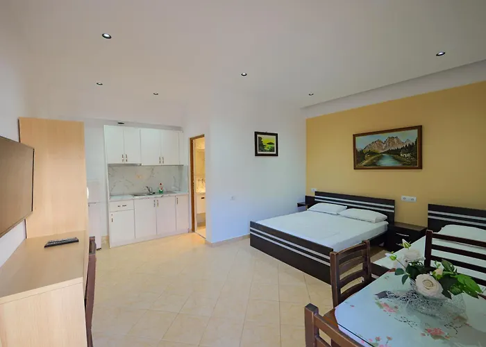 Chris 3* Ksamil